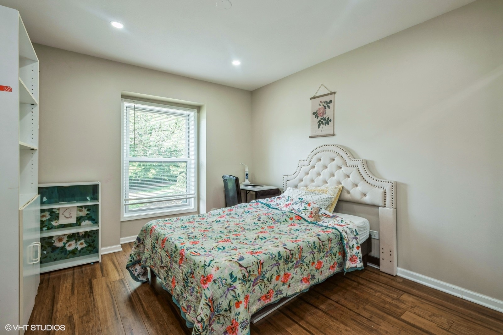 1138 Inverrary Lane Deerfield, IL 60015 - Photo 8 of 12 a bedroom with a bed and a window