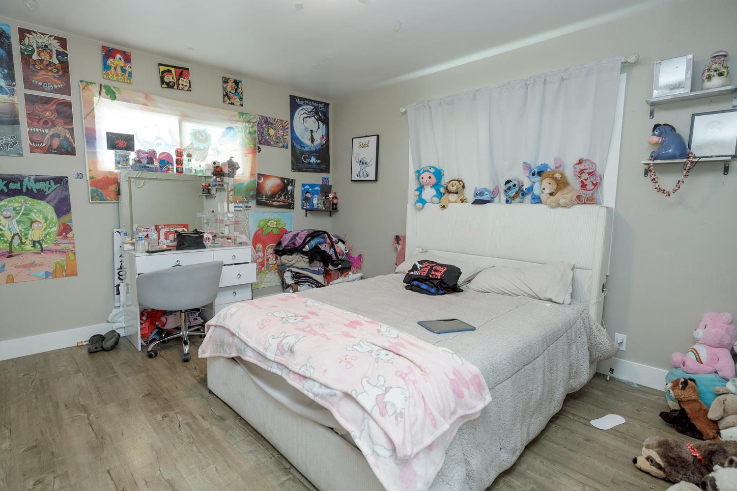 8712 Yosemite Boulevard Modesto, CA 95357 - Photo 20 of 24 a bedroom with a bed and furniture