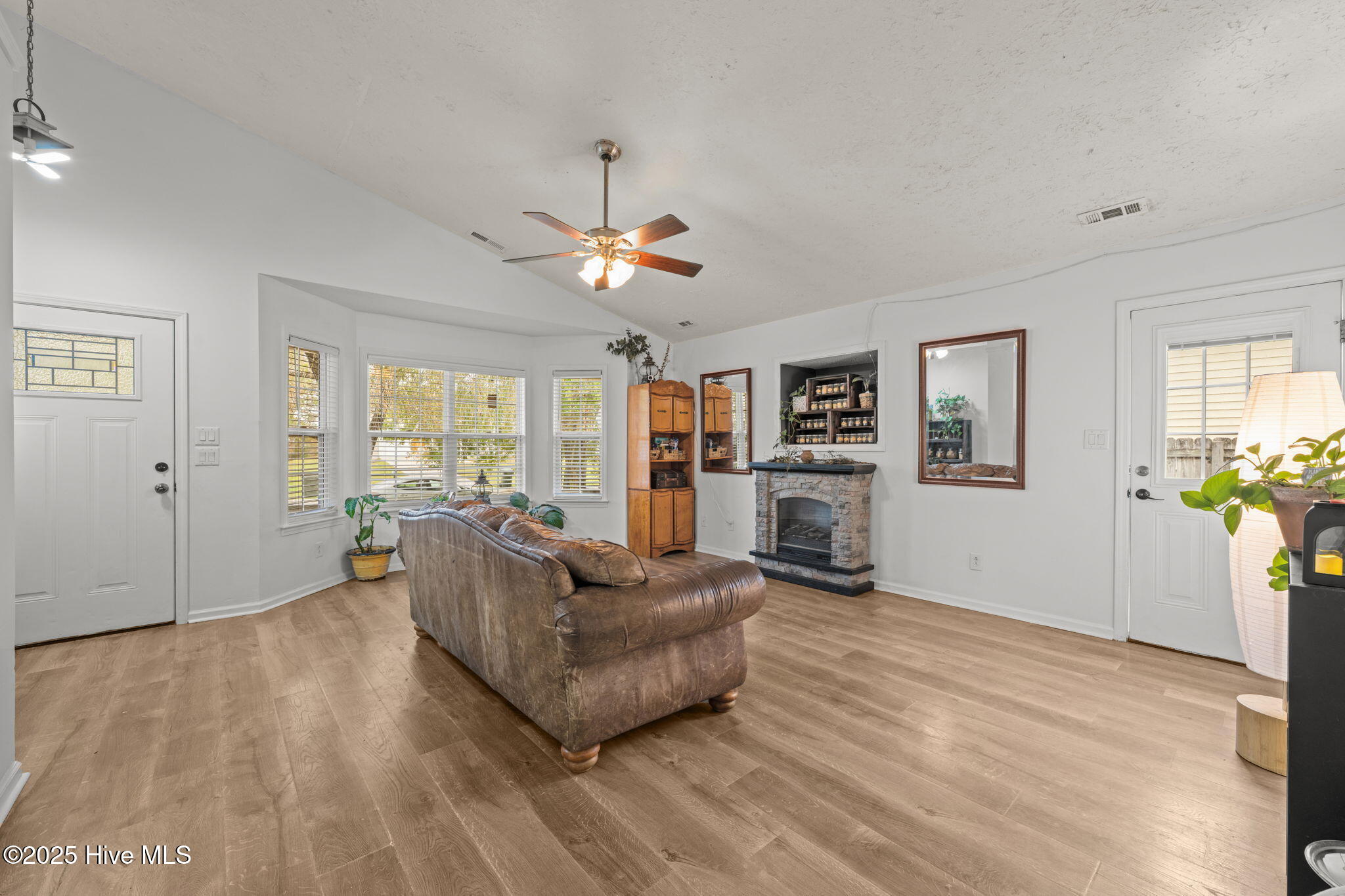 217 Attmore Drive New Bern, NC 28560 - Photo 3 of 23 22-web-or-mls-DSC_7108