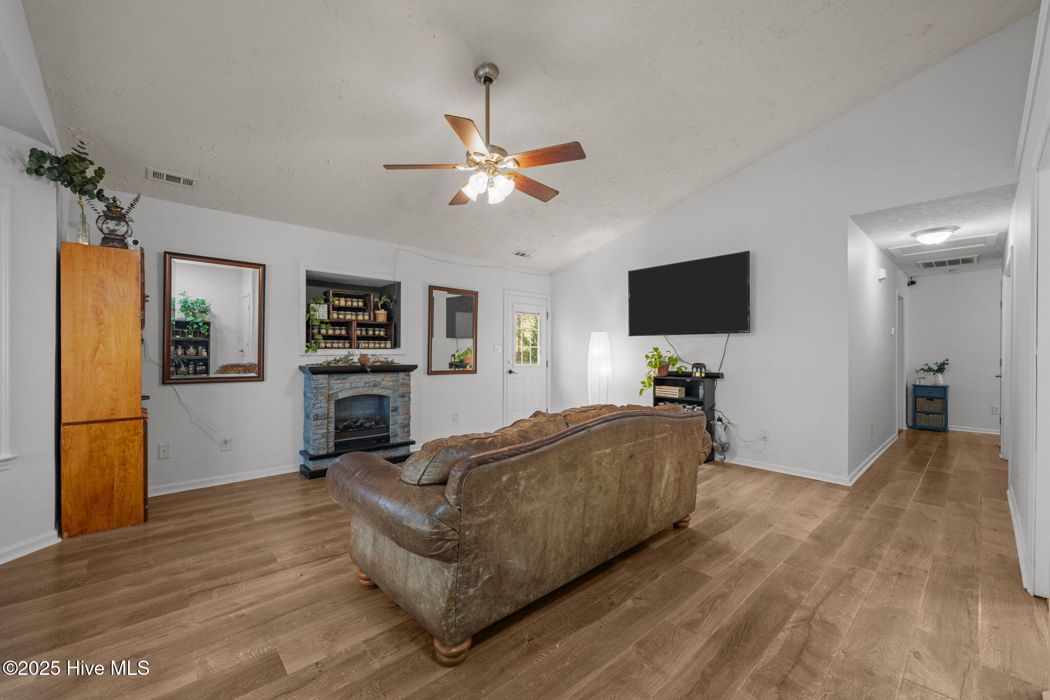 217 Attmore Drive New Bern, NC 28560 - Photo 4 of 23 23-web-or-mls-DSC_7111