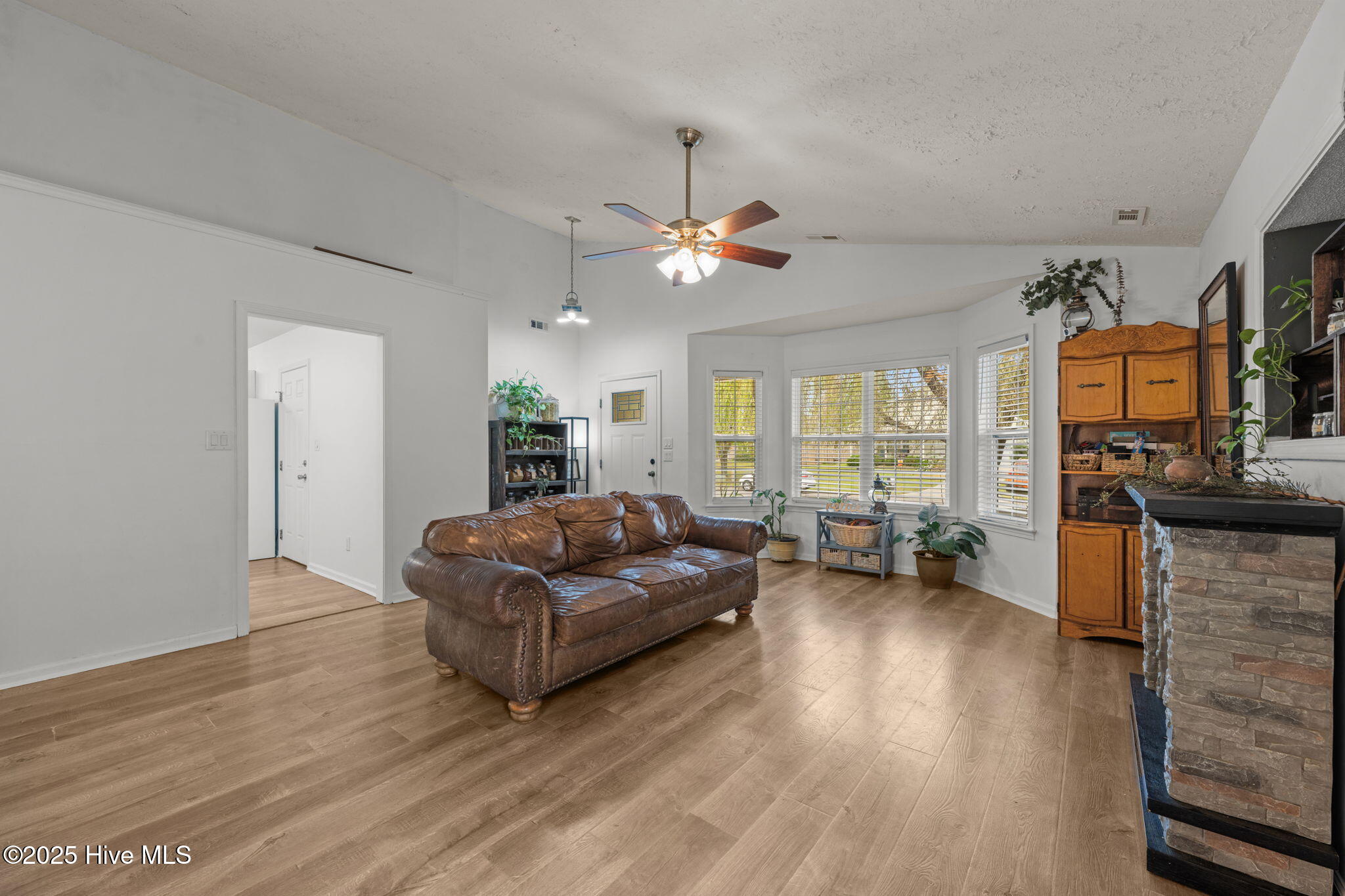 217 Attmore Drive New Bern, NC 28560 - Photo 6 of 23 25-web-or-mls-DSC_7117