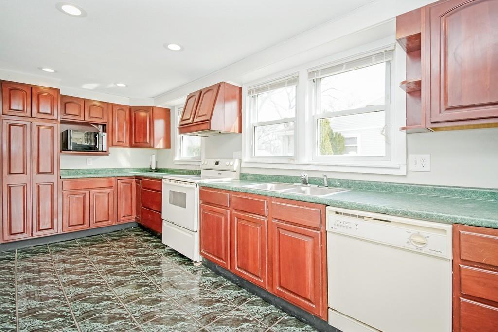 93 Bay State Road Chicopee, MA 01020 - Photo 3 of 26 Gallery Image 3