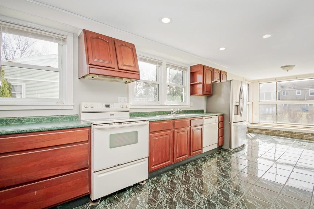 93 Bay State Road Chicopee, MA 01020 - Photo 4 of 26 Gallery Image 4