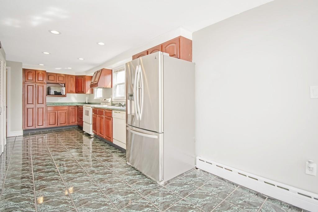 93 Bay State Road Chicopee, MA 01020 - Photo 5 of 26 Gallery Image 5