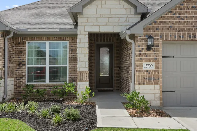 $3,350 | 13709 Gaff Rig Drive, Texas City, TX 77510