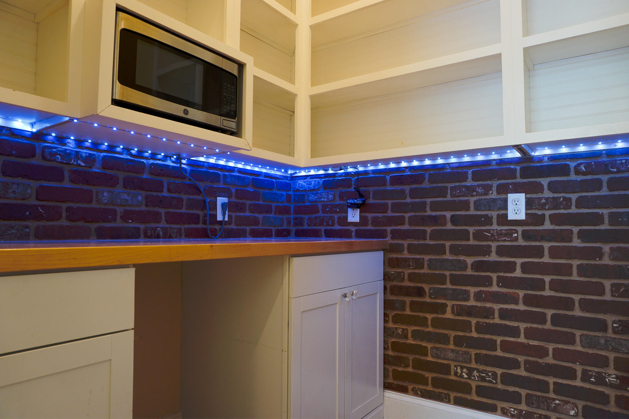 114 Eagle Drive Crestview, FL 32536 - Photo 21 of 63 a view of a fireplace and a microwave