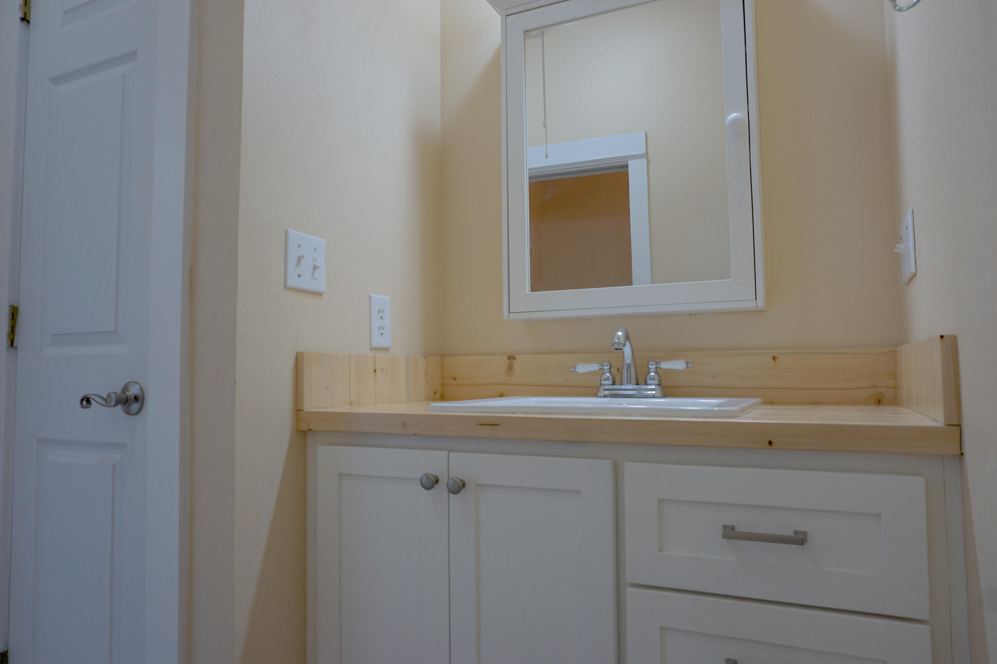 114 Eagle Drive Crestview, FL 32536 - Photo 31 of 63 a bathroom with a sink and a mirror