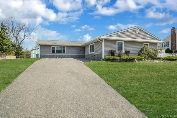 $599,999 | 5 Whinstone Street, Coram, NY 11727