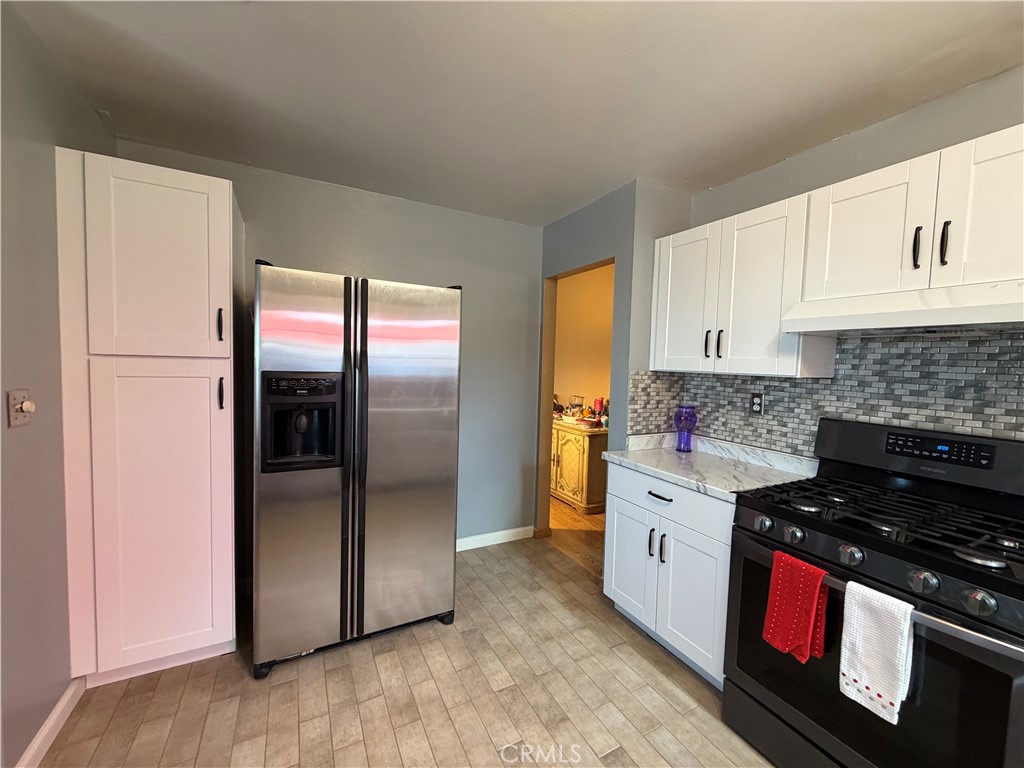 25478 Ash Road Barstow, CA 92311 - Photo 20 of 35 a kitchen with a refrigerator stove and cabinets