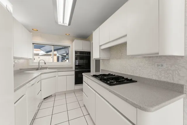 $677,000 | 729 Burning Tree Lane, Naperville, IL 60563