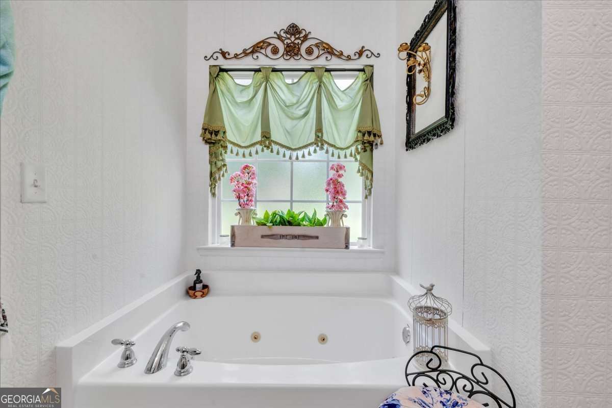153 Landing Road Cordele, GA 31015 - Photo 25 of 62 a bathroom with a bathtub and shower
