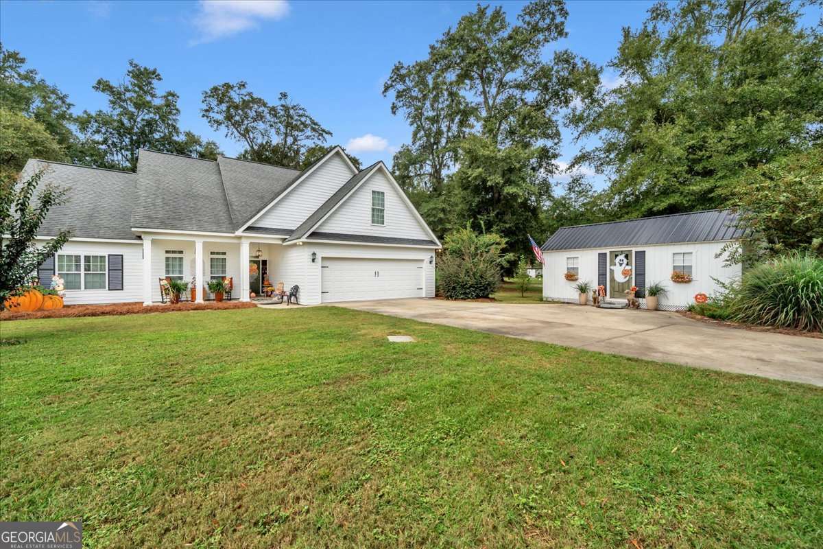 153 Landing Road Cordele, GA 31015 - Photo 3 of 62 a front view of a house with a garden