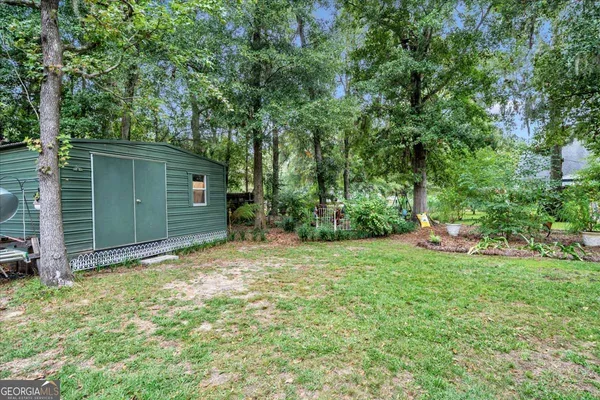 a view of a yard in front of house