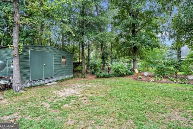 a view of a yard in front of house