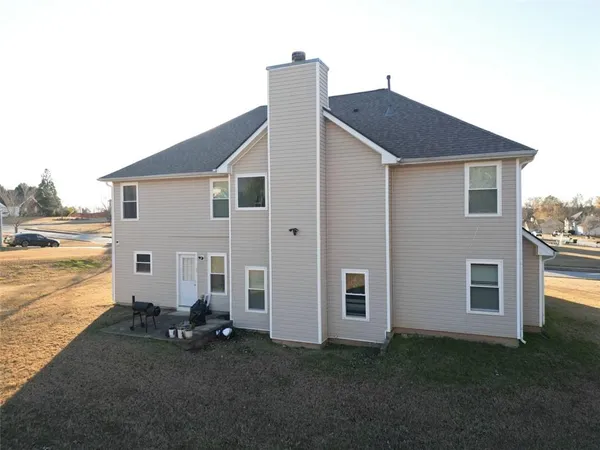 a view of a house with backyard and garden