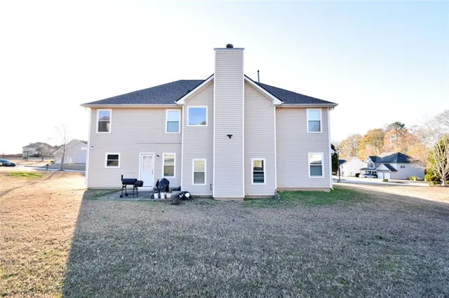 a view of a house with backyard and porch