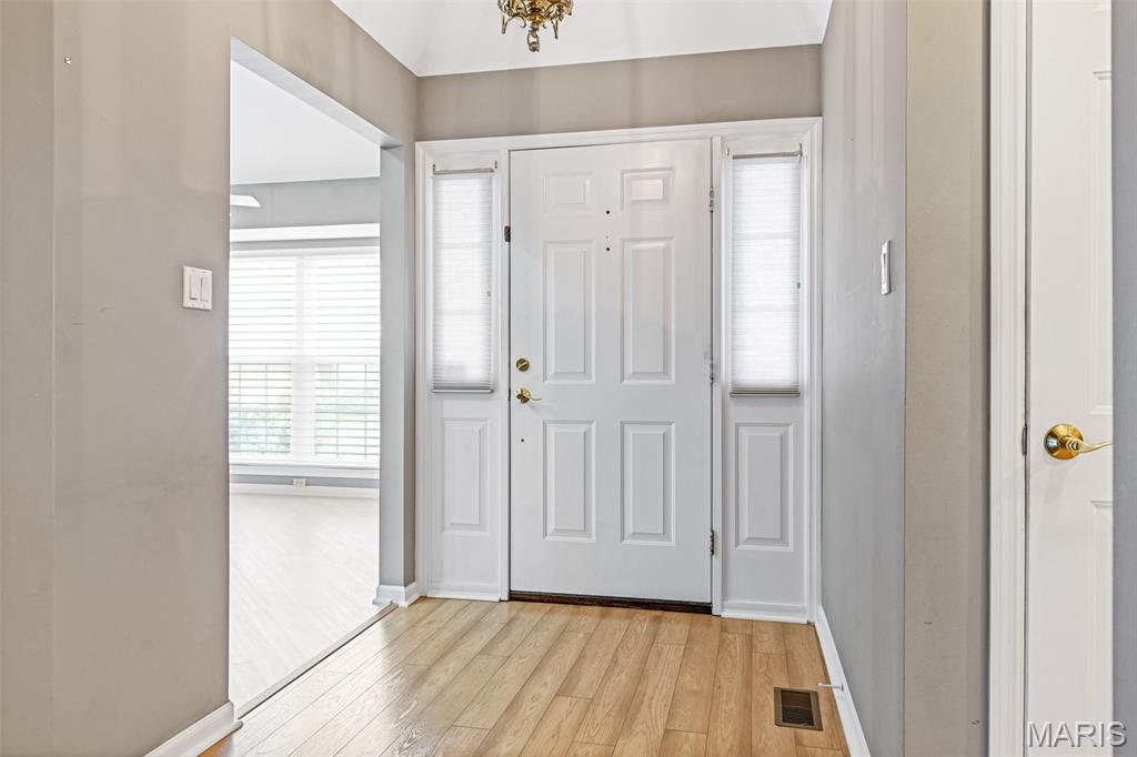 853 Braefield Court Chesterfield, MO 63017 - Photo 2 of 30