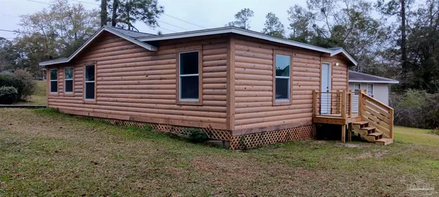 a view of a house with a yard