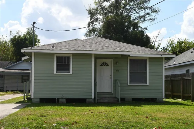 $950 | 912 17th Street, Lake Charles, LA 70601