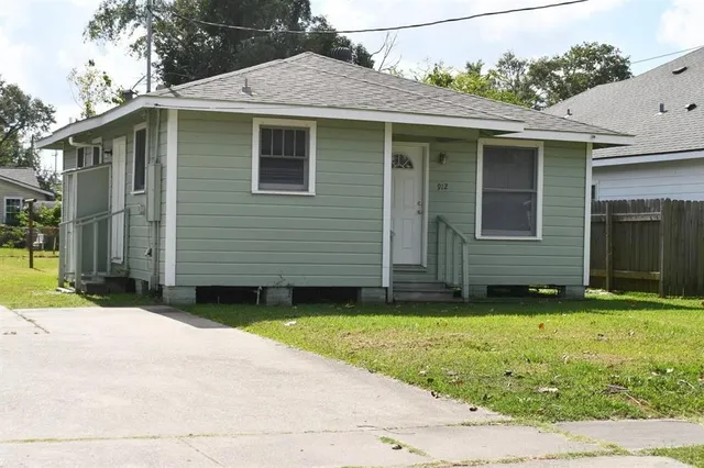 $950 | 912 17th Street, Lake Charles, LA 70601