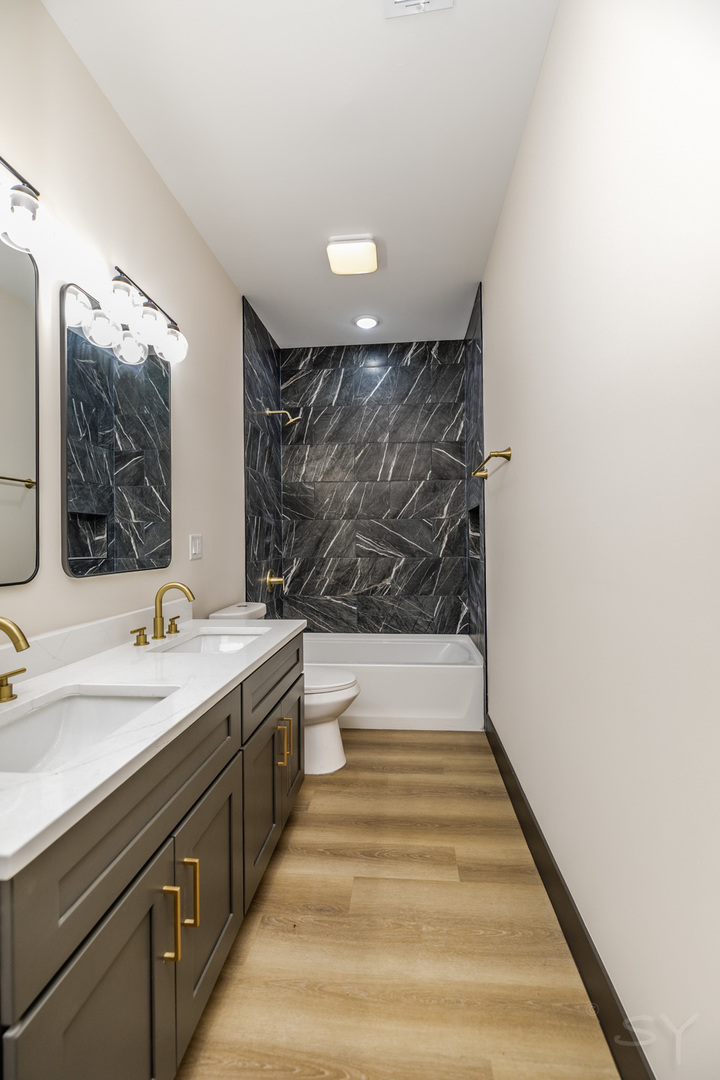 5637 South Prairie Avenue Chicago, IL 60637 - Photo 13 of 17 a bathroom with a sink a mirror and a bathtub