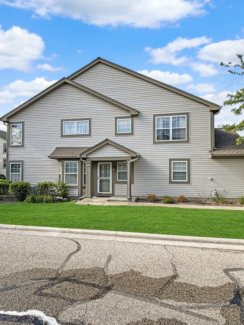 817 Blue Spruce Court Lindenhurst, IL 60046 - Photo 1 of 15