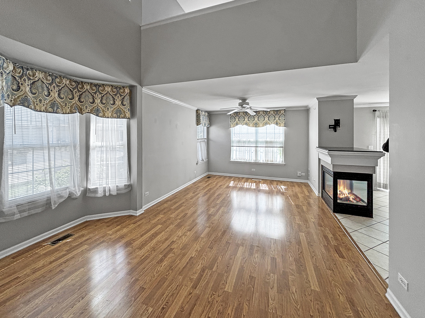817 Blue Spruce Court Lindenhurst, IL 60046 - Photo 2 of 15