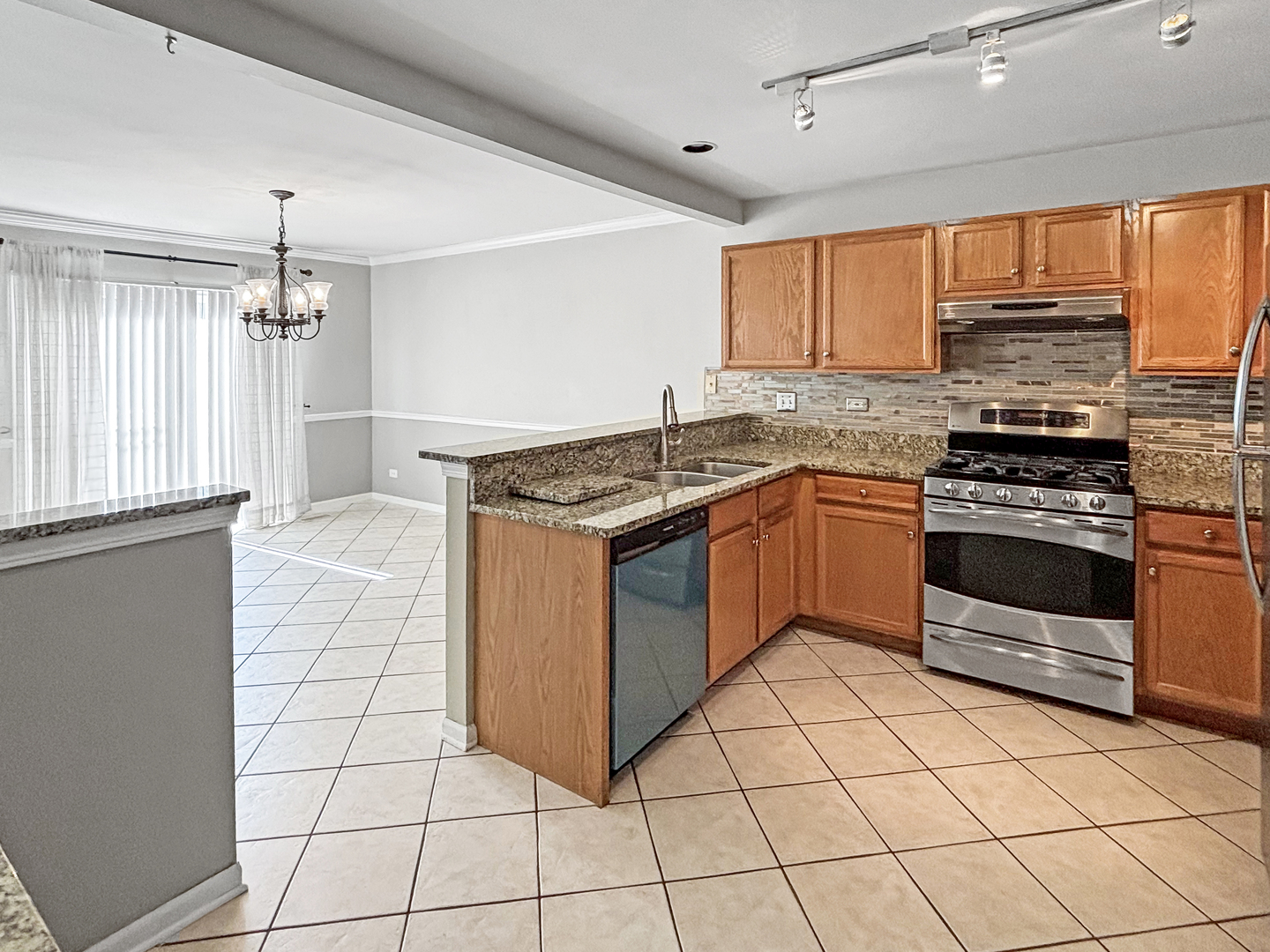 817 Blue Spruce Court Lindenhurst, IL 60046 - Photo 5 of 15