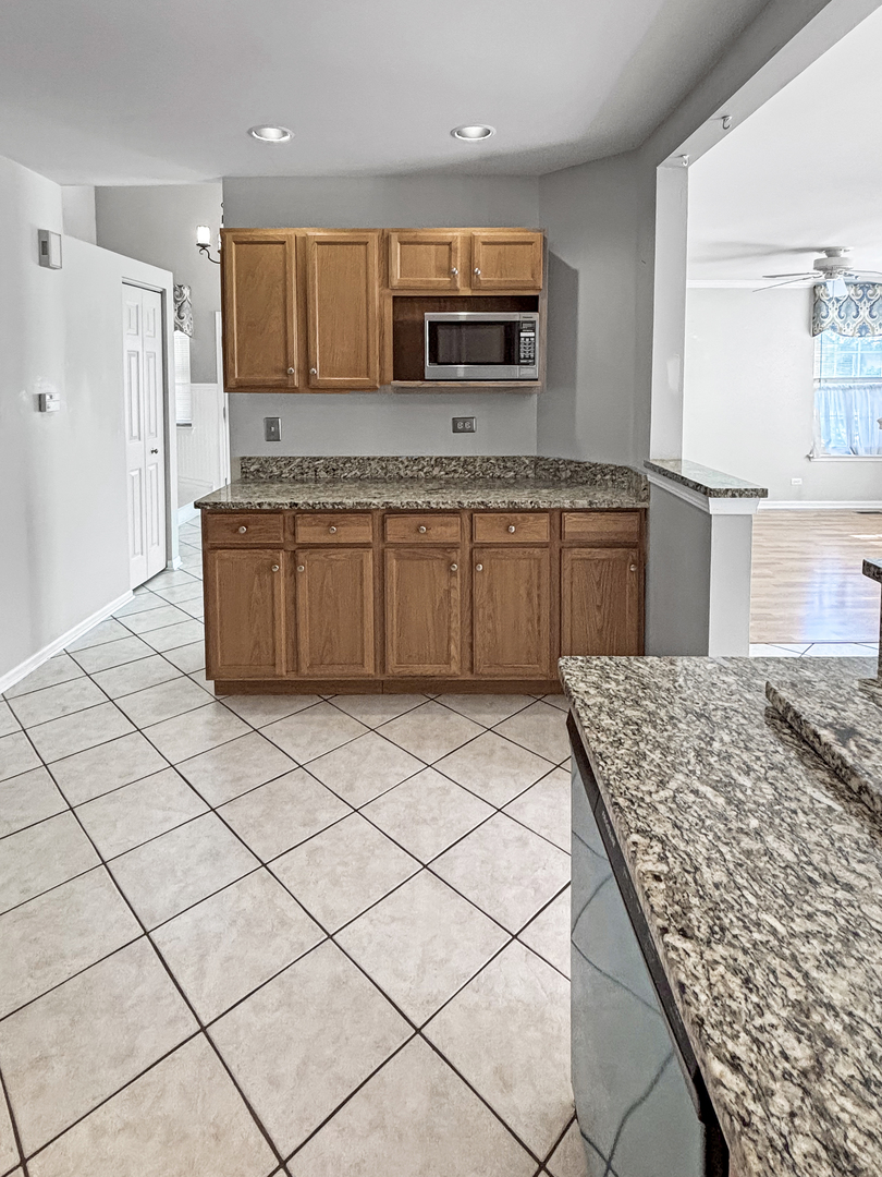 817 Blue Spruce Court Lindenhurst, IL 60046 - Photo 6 of 15