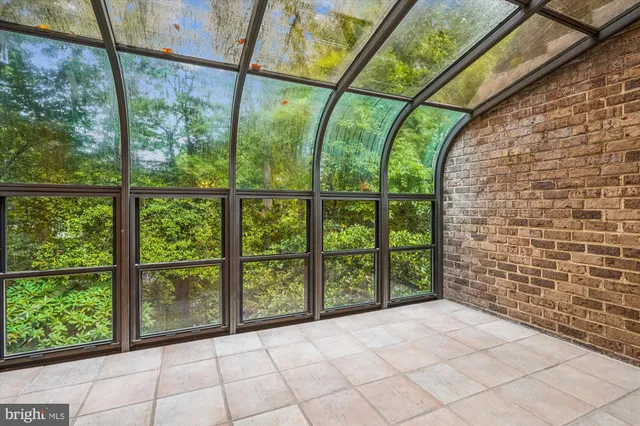 a view of entryway with window