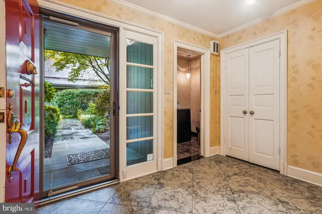 an empty room with floor to ceiling windows and floor to ceiling window