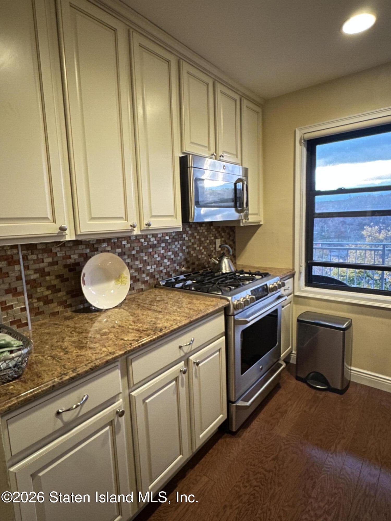 1100 Clove Road, Unit 7O Staten Island, NY 10301 - Photo 16 of 36 Kitchen