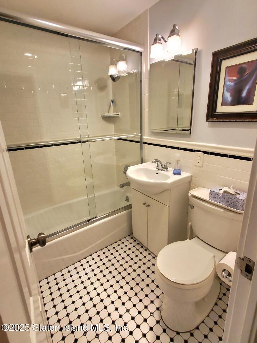 1100 Clove Road, Unit 7O Staten Island, NY 10301 - Photo 23 of 36 a bathroom with a sink toilet and shower