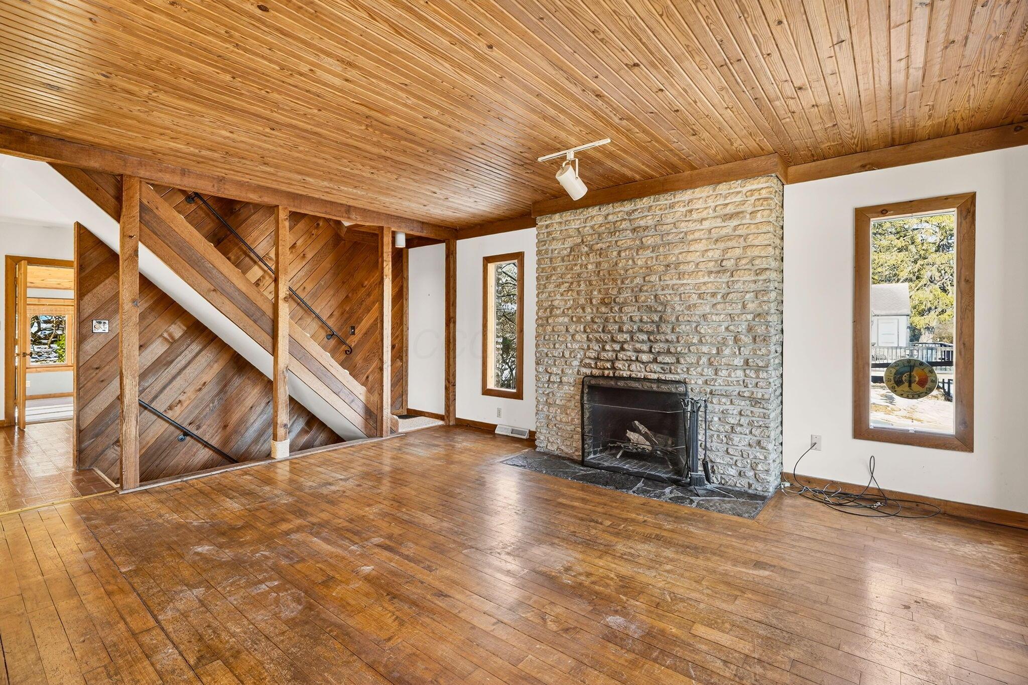 4827 Bellann Road Columbus, OH 43221 - Photo 20 of 85 LIVING ROOM