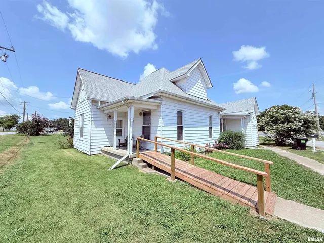 a view of a house with backyard and porch