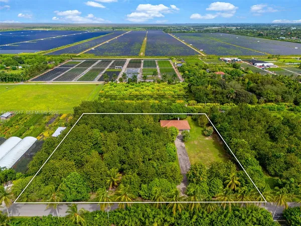 a view of an outdoor space