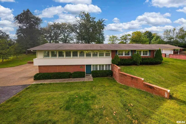 $275,000 | 313 Country Club Lane, Harrisburg, IL 62946