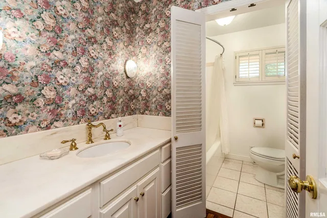 $275,000 | 313 Country Club Lane, Harrisburg, IL 62946