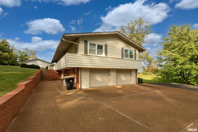 $275,000 | 313 Country Club Lane, Harrisburg, IL 62946