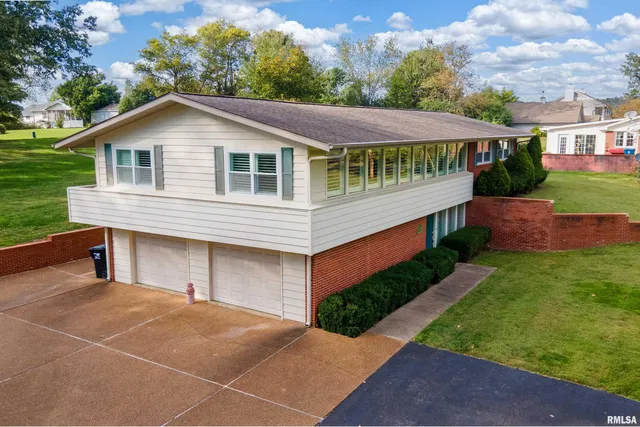 $275,000 | 313 Country Club Lane, Harrisburg, IL 62946