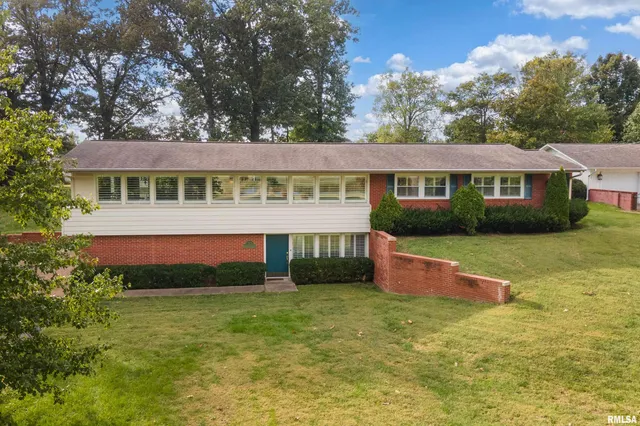 $275,000 | 313 Country Club Lane, Harrisburg, IL 62946