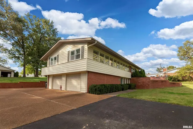 $275,000 | 313 Country Club Lane, Harrisburg, IL 62946