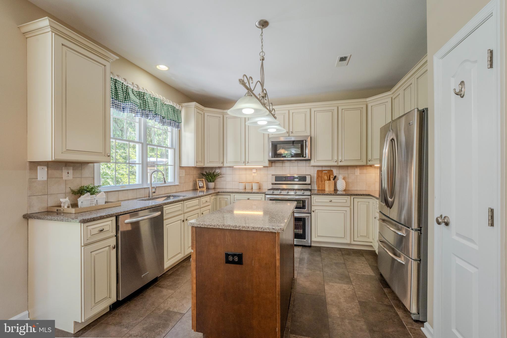 1327 Murray Downs Way Reston, VA 20194 - Photo 12 of 70 Kitchen