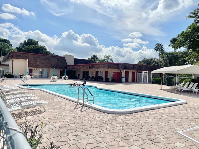 $1,650 | 1015 Country Club Drive, Unit 109, Margate, FL 33063