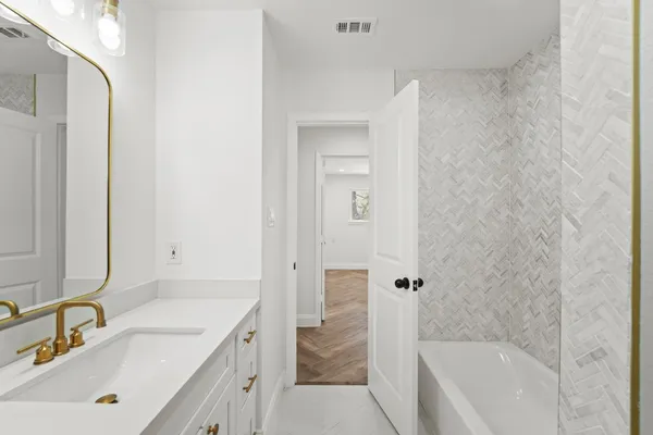 $4,650 | 10722 Lynbrook Drive, Houston, TX 77042