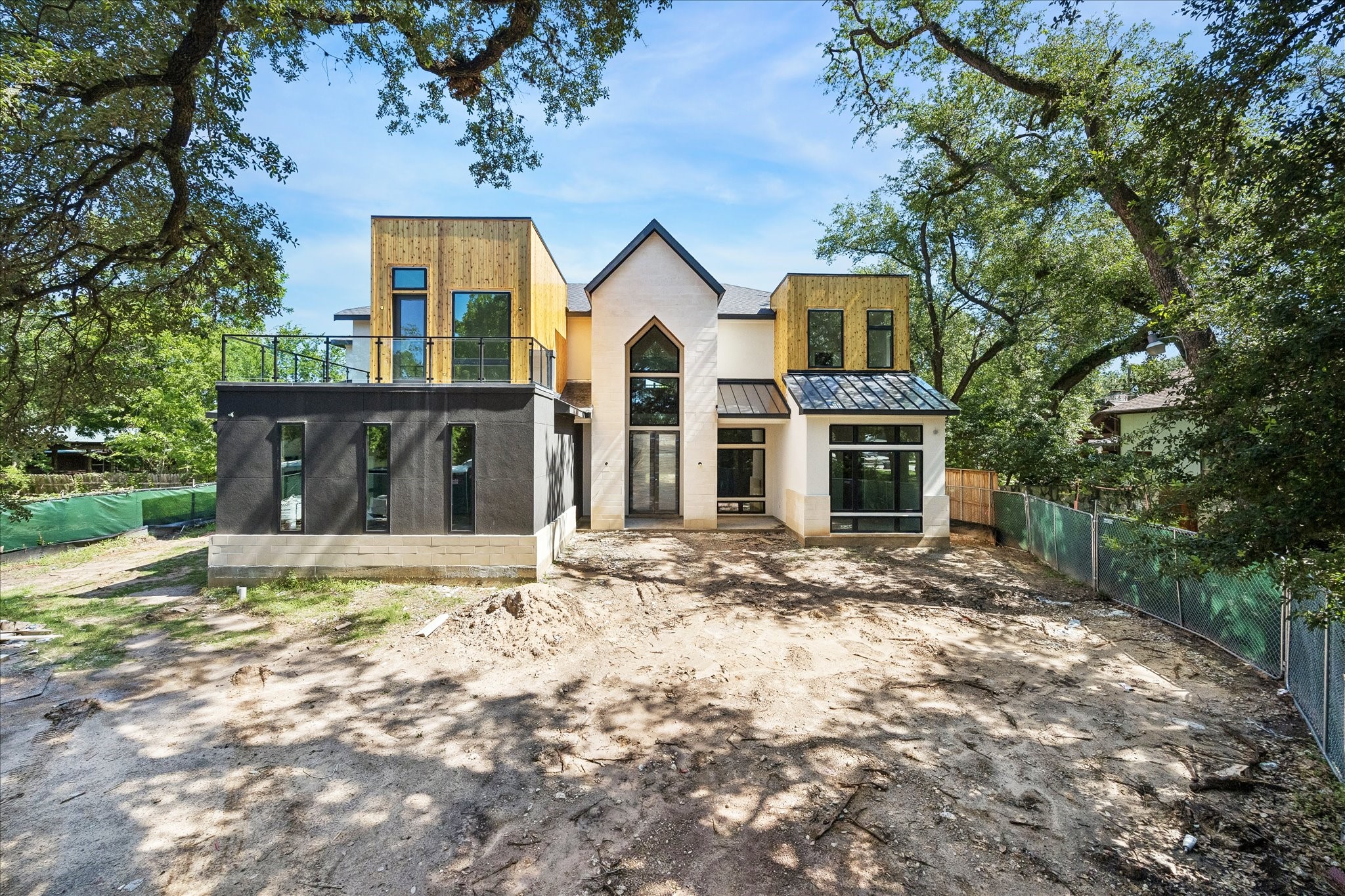 9050 Elizabeth Road Houston, TX 77055 - Photo 2 of 40 a front view of a house with a garden