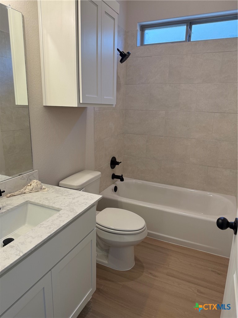 7102 Touchstone Drive Temple, TX 76502 - Photo 10 of 14 a bathroom with a sink a toilet and bathtub