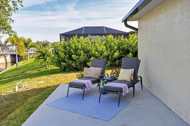 a view of outdoor space yard and porch