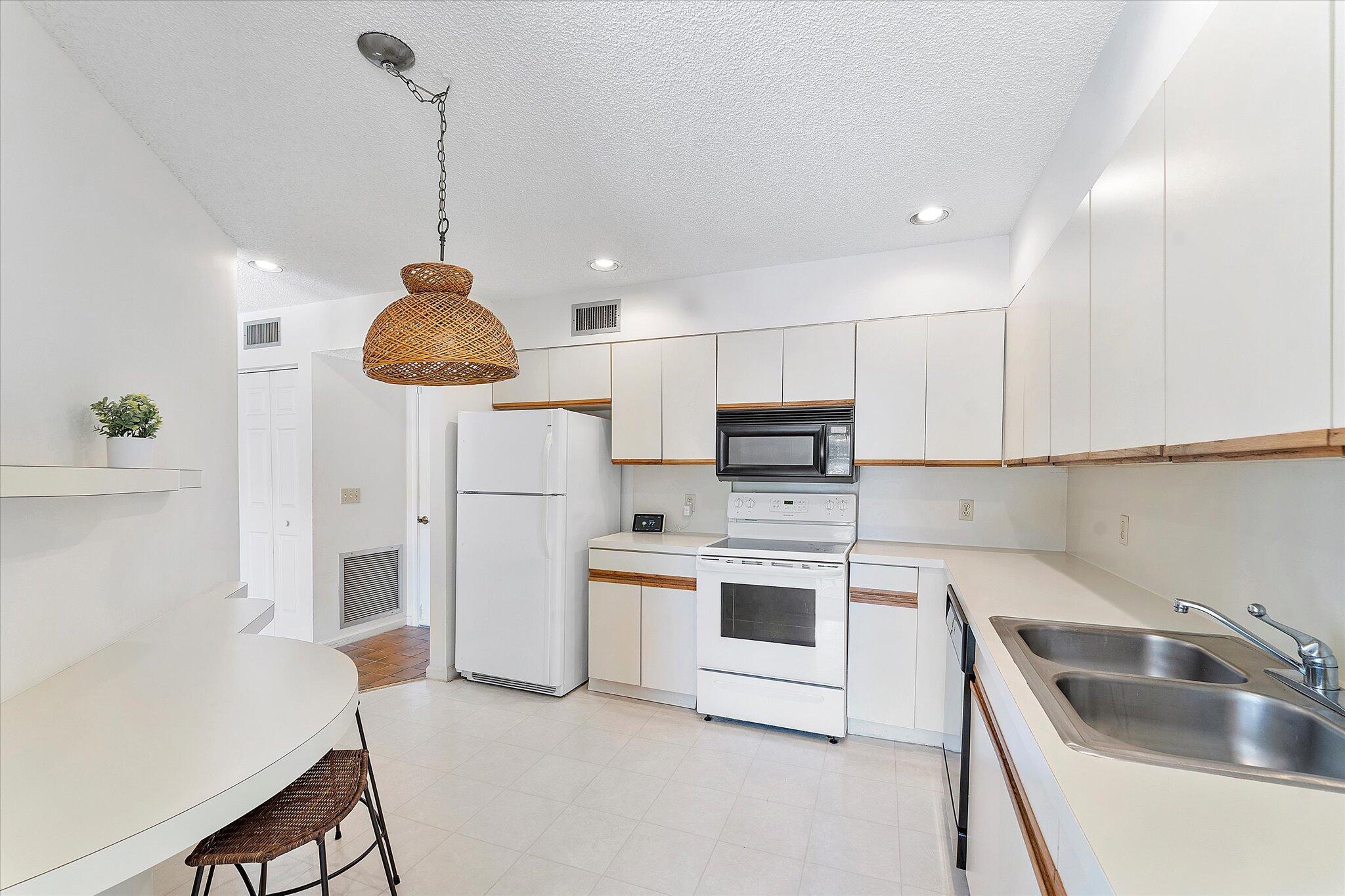 5581 Coach House Circle, Unit B Boca Raton, FL 33486 - Photo 14 of 35 14-5581 Coach House Circle Unit B_014