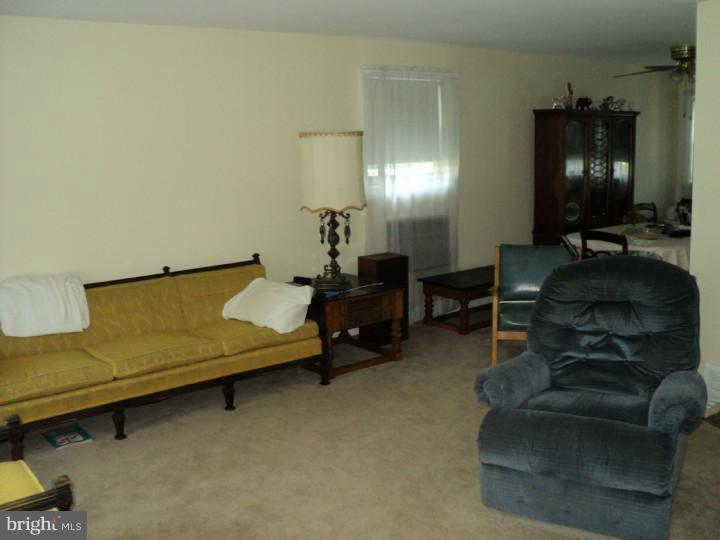 3674 Academy Road Philadelphia, PA 19154 - Photo 5 of 10 Living Room